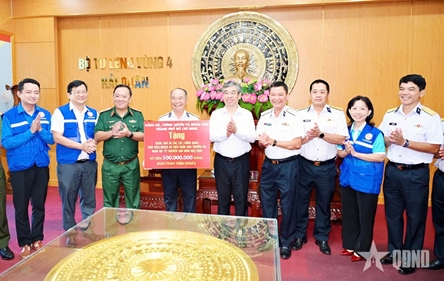 Ho Chi Minh City reinforces bond with forces protecting sea and islands